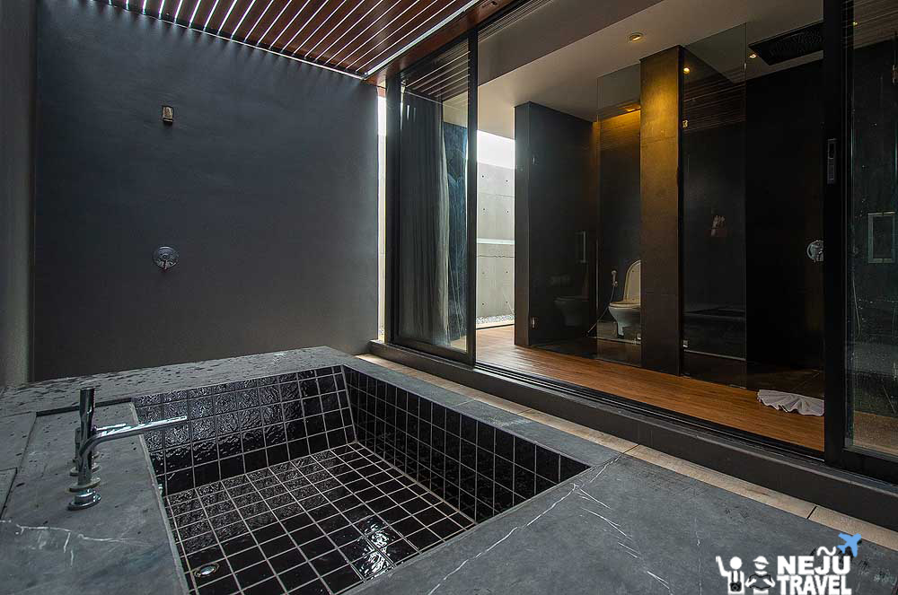 the naka phuket bathroom2